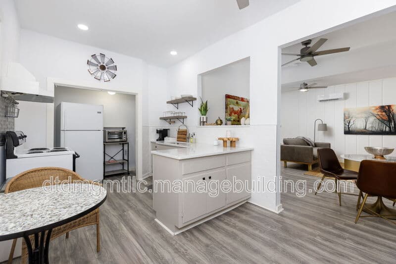 San Antonio Condo: 110 East Craig Place