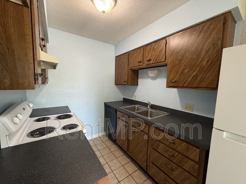 Mt Pleasant Townhome: 722 W Broomfield - Unit J01