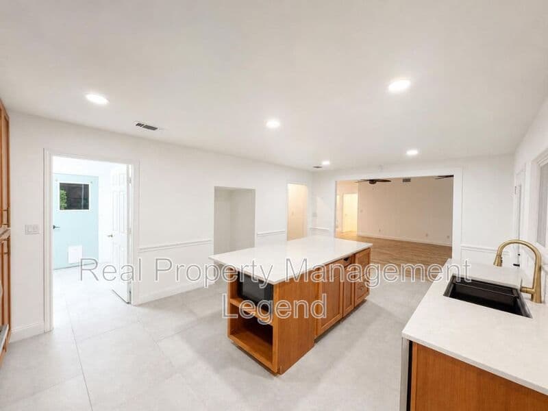 Benbrook House: 70 Legend Road