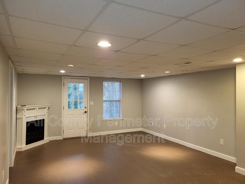 Lithonia House: 694 Shore View