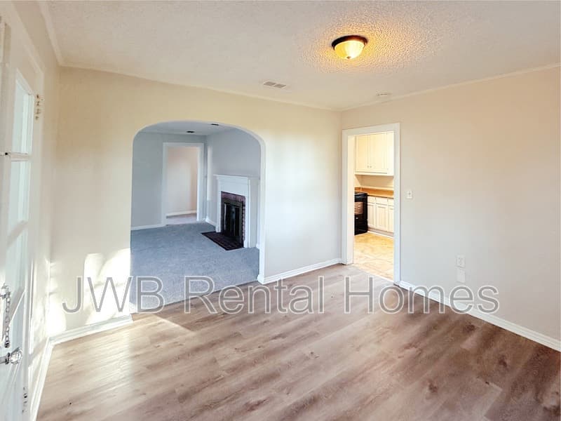 Jacksonville House: 2744 Broadway Ave
