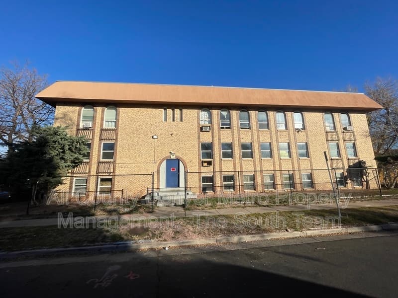 Aurora Condo: 1590 Clinton St