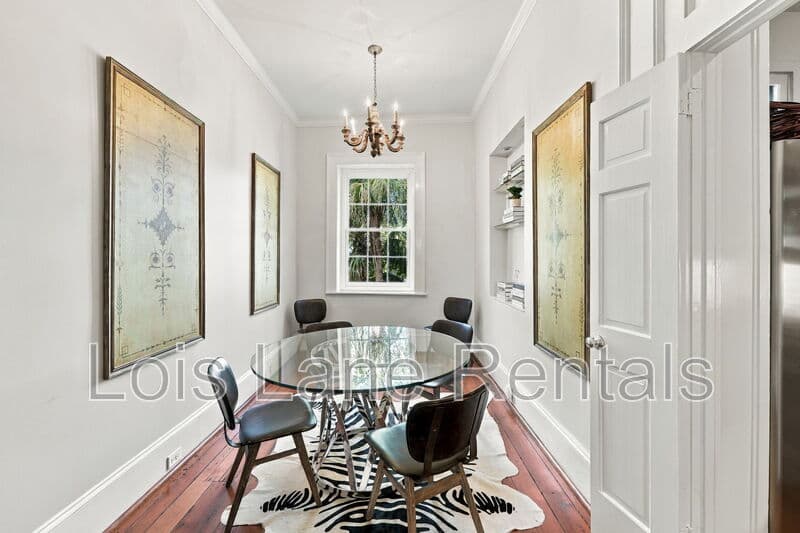 Charleston House: 22 Wentworth Street
