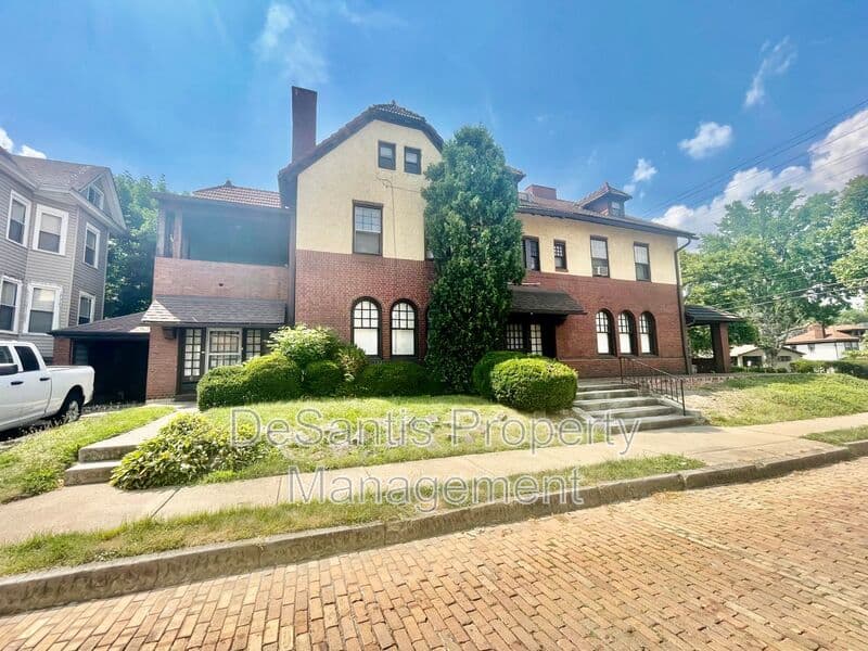 Pittsburgh House: 6 Emerson 3rd floor