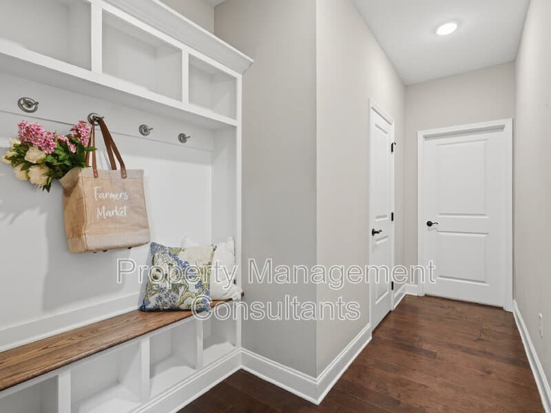 Athens House: 14735 Commonwealth Drive