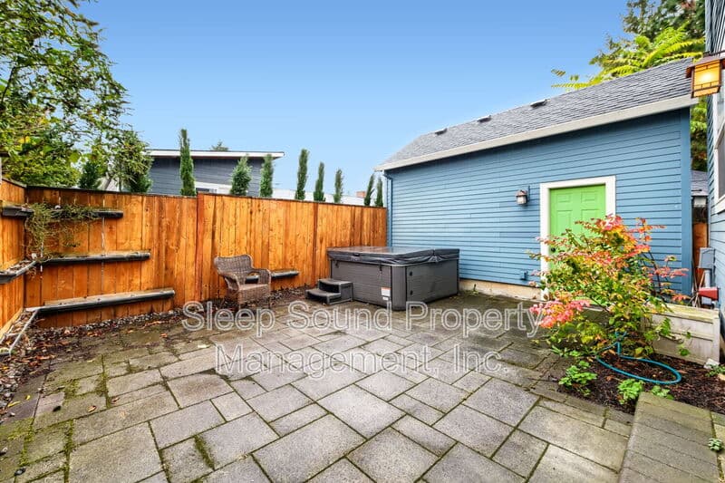 Portland House: 857 N Winchell St