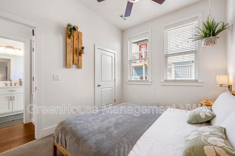 Bentonville House: 636 SW B ST