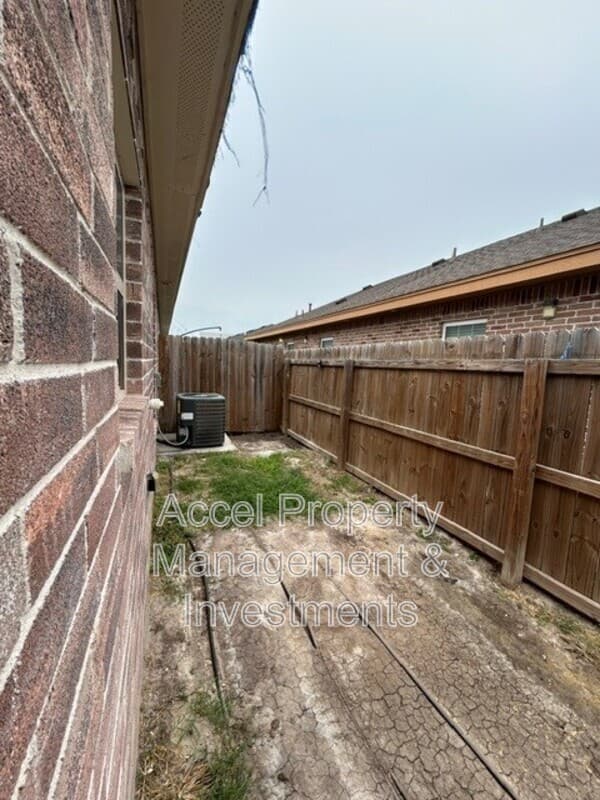Alton House: 1008 W La Pointe