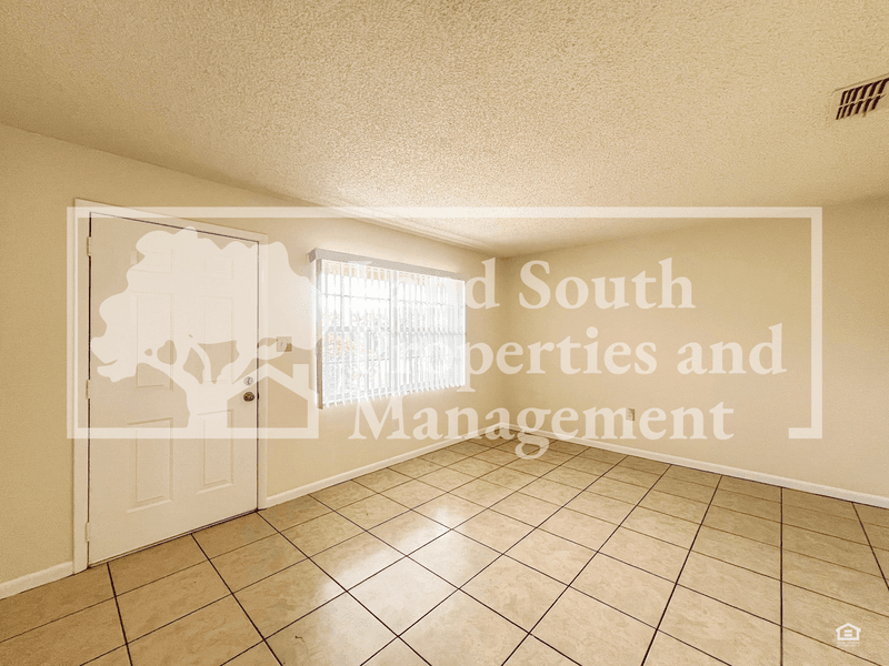 Lakeland House: 5825 Charlton Drive