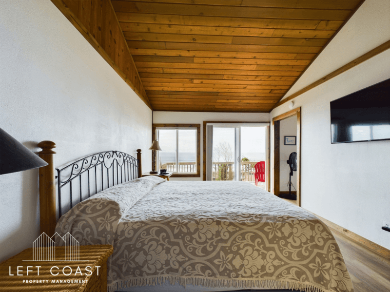 Lincoln City House: 1033 Northwest Inlet Avenue