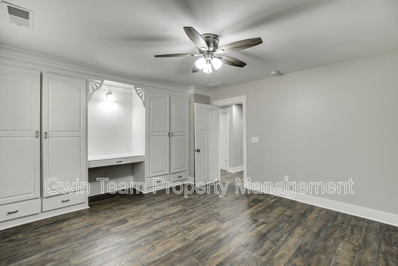 Buford House: 4615 S Lee Street