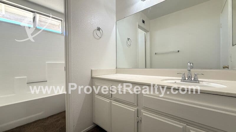 Victorville House: 14601 Pony Trail Rd