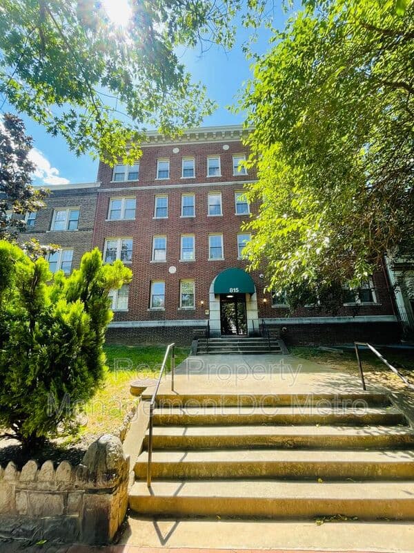 washington House: 815 Maryland Ave. NE