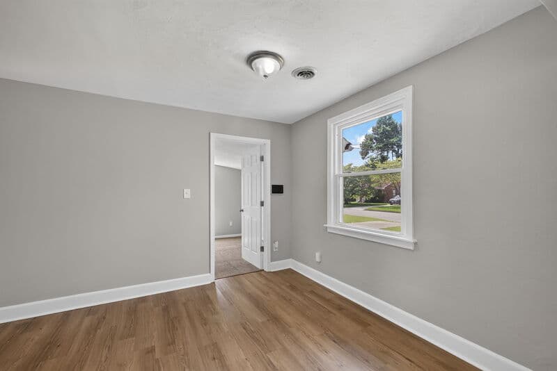 Portsmouth House: 31 Greenbrier Rd