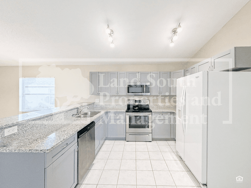 Lakeland House: 428 Emerald Cove Loop