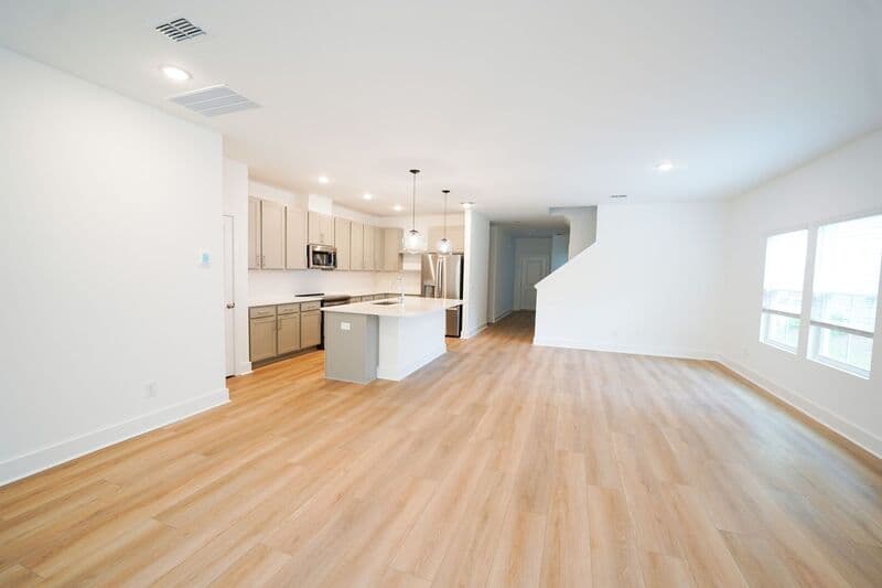Bloomingdale House: 128 Kingswood Cir