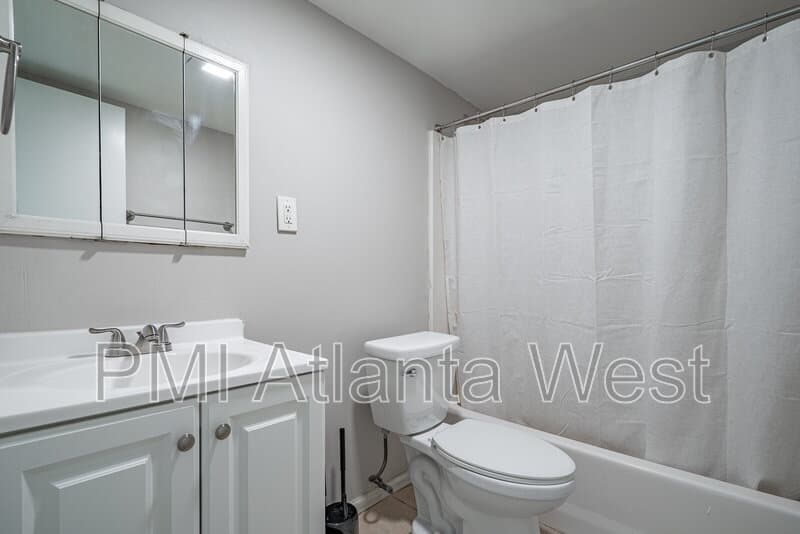 College Park House: 2135 Knighton Drive
