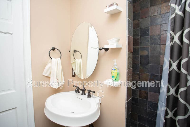 Magnolia House: 417 N Warwick Rd