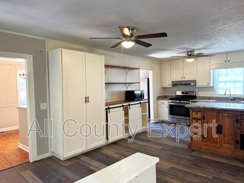 Gainesville House: 9215 Long Hollow Rd