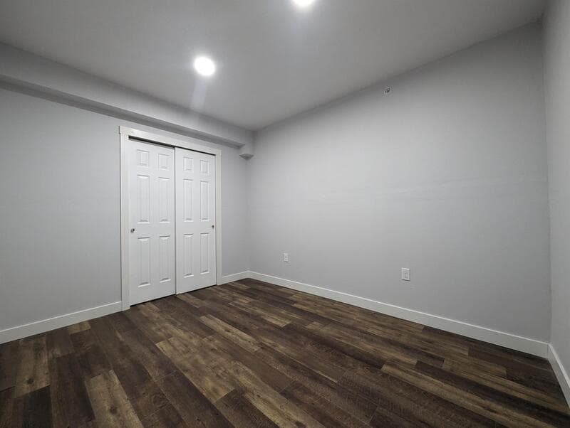 Pella Condo: 413 Jefferson Street - 13