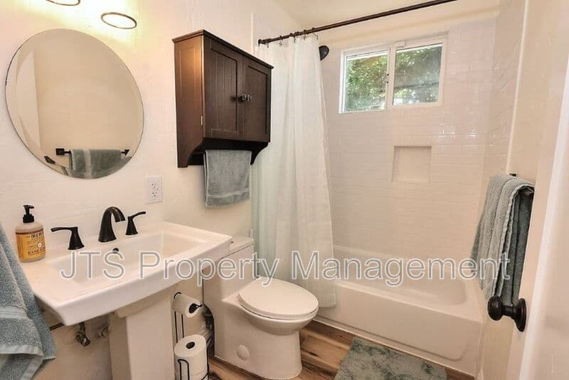 Fair Oaks House: 6906 Pin Oak Court