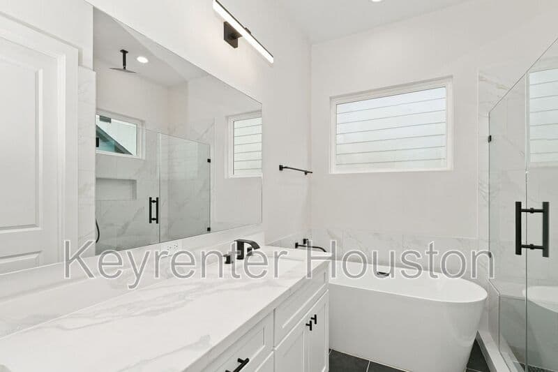 Houston House: 1993 Bauer Drive