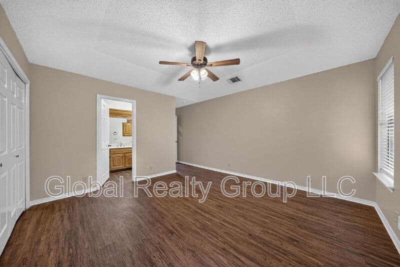 Universal City House: 118 Golden Way