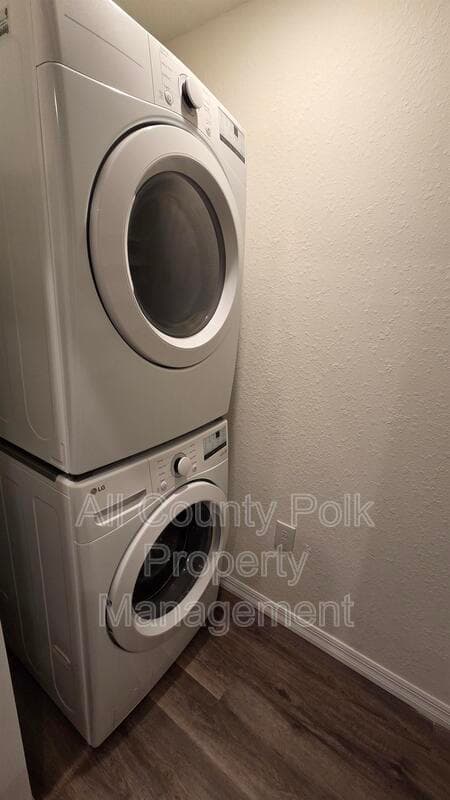 Lakeland Apartment: 915 Ariana St