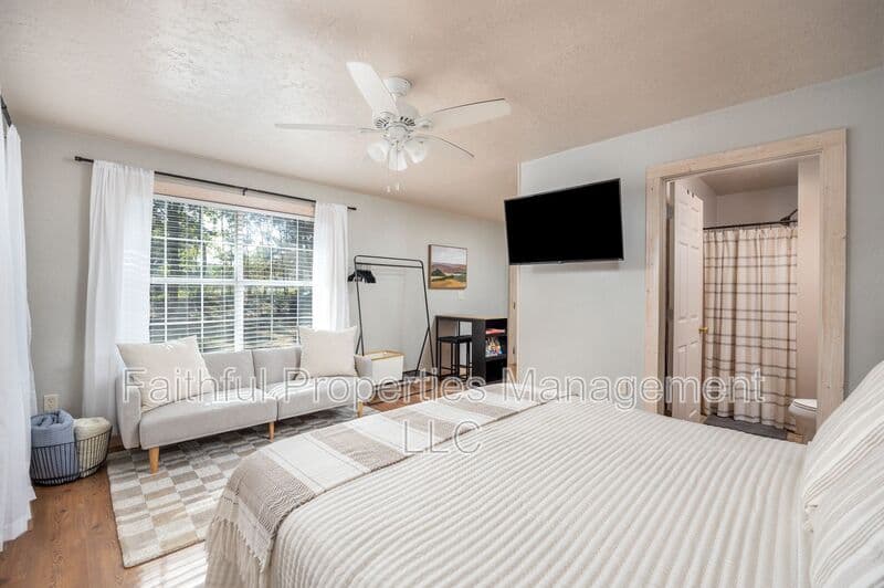 Tyler House: 13584 Farm to Market Road 14