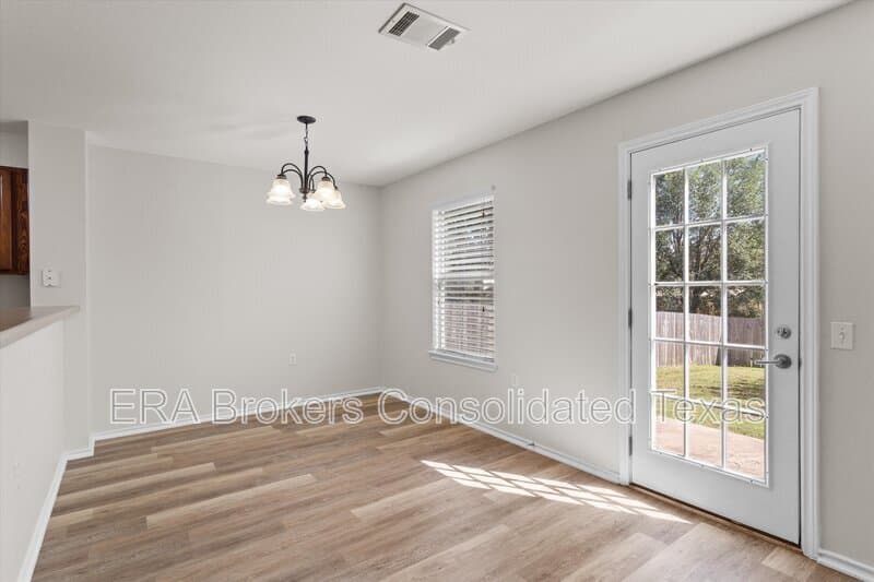 Austin House: 5825 Silver Screen Dr