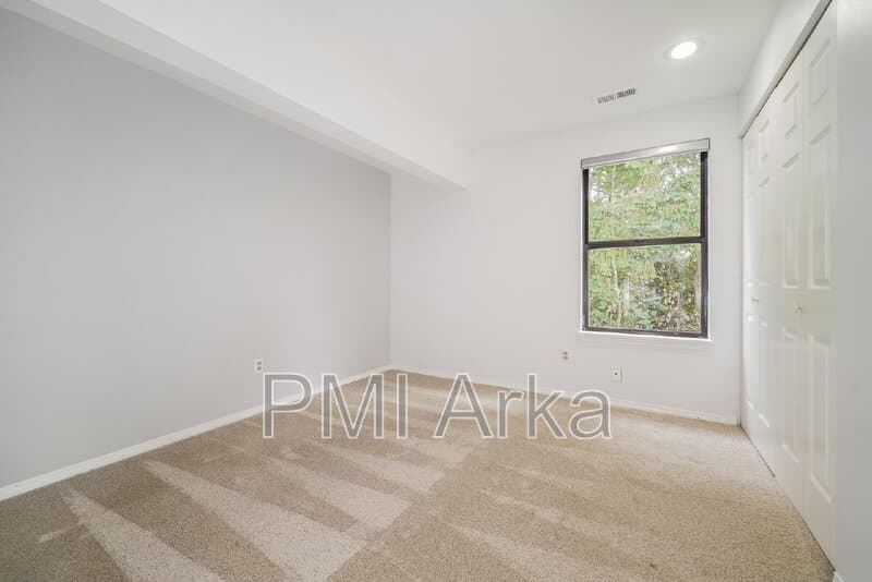 Kirkland House: 11818 NE 105th Ct