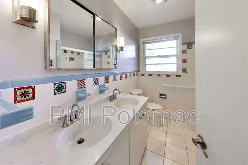 Silver Spring House: 11714 College View Drive
