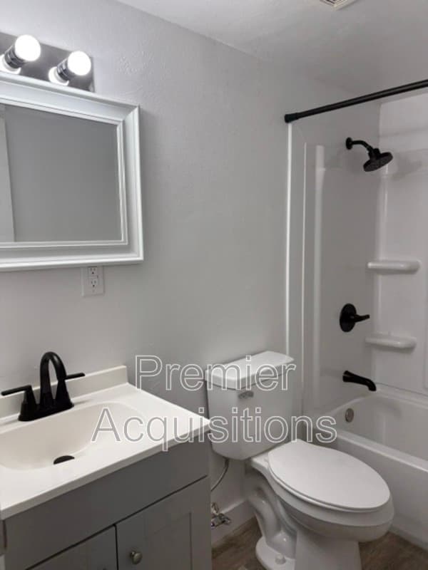 Belleville Condo: 1101 S 74th St