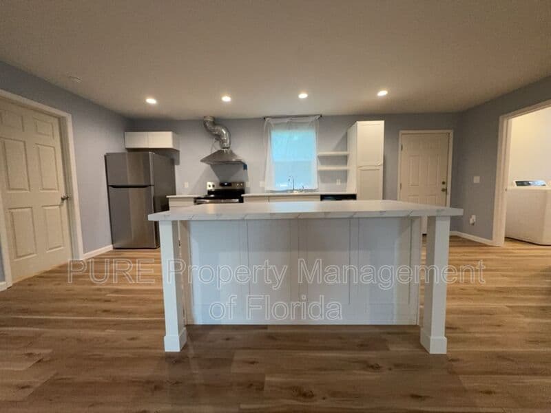 Williston House: 11330 NE 66th Lane