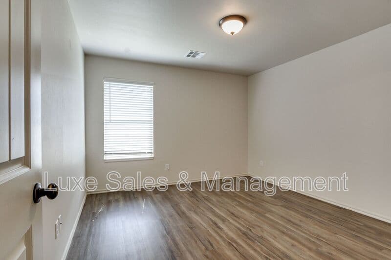 Edmond House: 341 Chalk Hill Ct