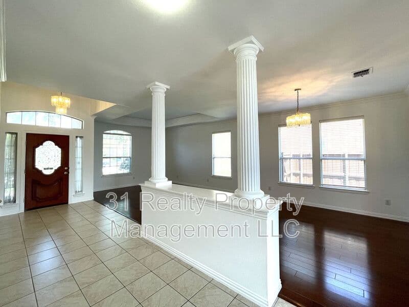 Plano House: 4400 Avebury Dr