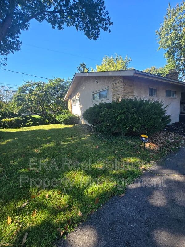 Columbus House: 3050 Clermont Rd