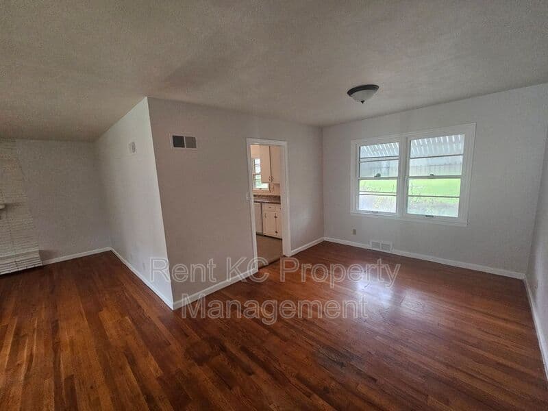 Kansas City House: 800 E 75th Terrace