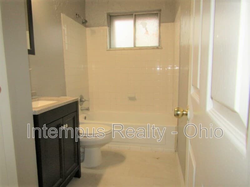 Cincinnati House: 6941 Gracely Dr
