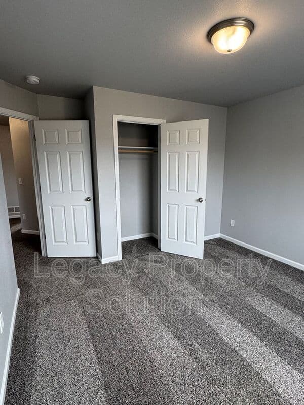 Mandan House: 719 Hillcrest Dr.