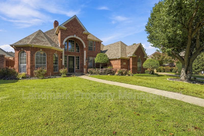 Arlington House: 2114 Bay Club Drive