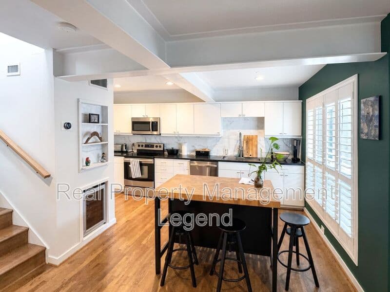 Dallas House: 4122 Travis St