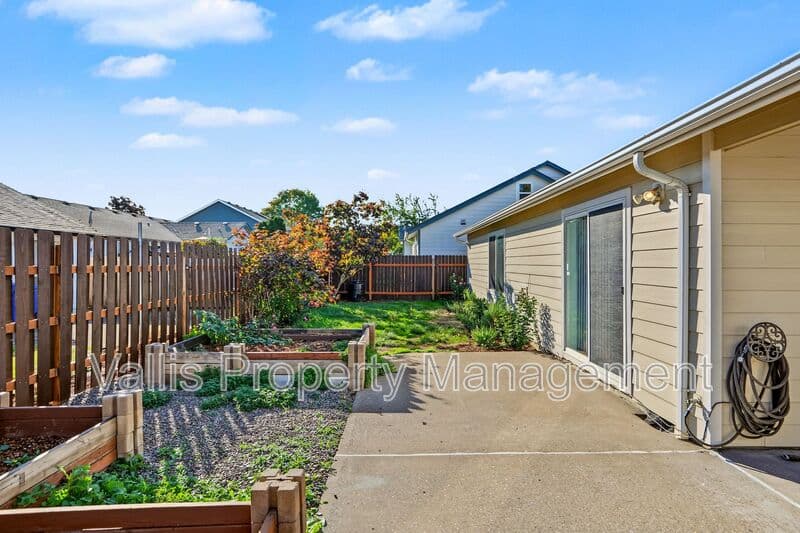 Salem House: 4468 Countryside Ct NE