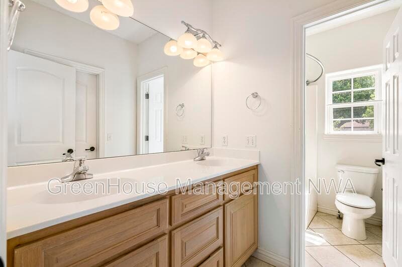 Bentonville House: 4003 SW Hawthorne Place