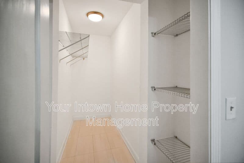 Atlanta House: 959 Dill Ave SW