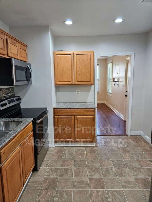 Columbia House: 2728 Kingswood Dr