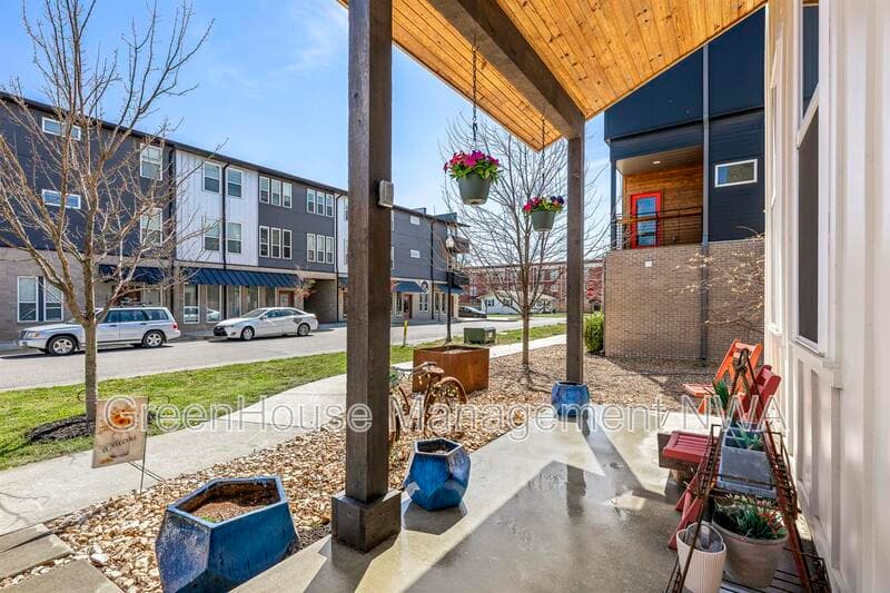 Bentonville House: 636 SW B ST