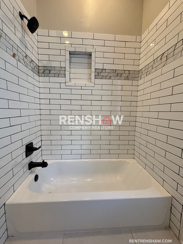Memphis House: 59 N Willett St