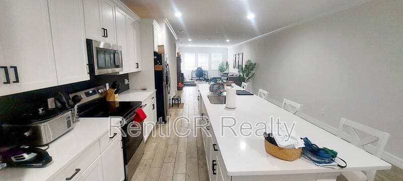 Lutz House: 353 Villa Corte Drive
