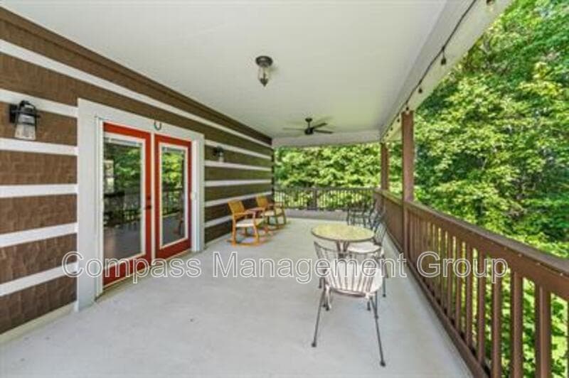 Knoxville House: 2004 Thompson Road